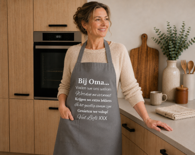 Keukenschort met grappige tekst bedrukt cadeau Bij oma thuis regels