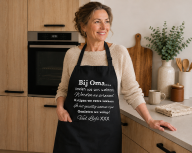 Keukenschort zwart lieve tekst bedrukt cadeau Bij oma thuis regels